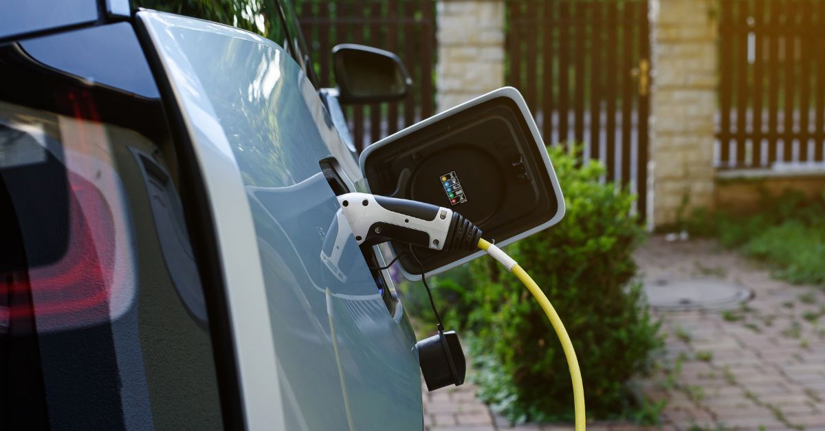 Je bekijkt nu Een elektrische laadpaal laten aanleggen: waar let je op?